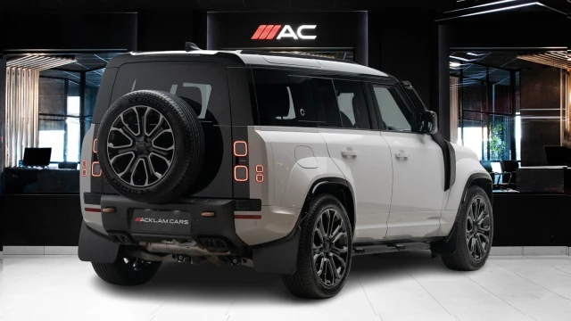Land Rover Defender Image 5
