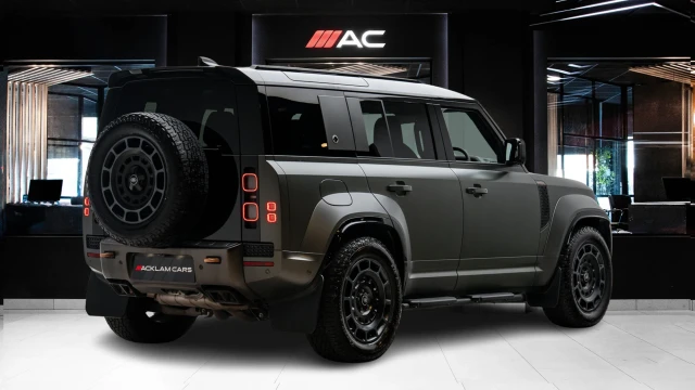 Land Rover Defender Image 4