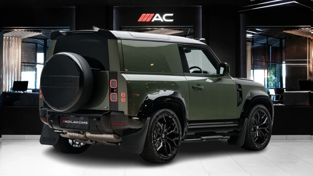 Land Rover Defender Image 4