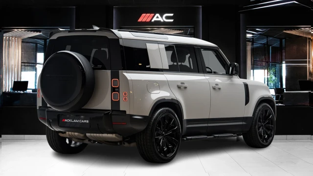 Land Rover Defender Image 4