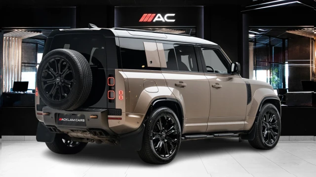 Land Rover Defender Image 4