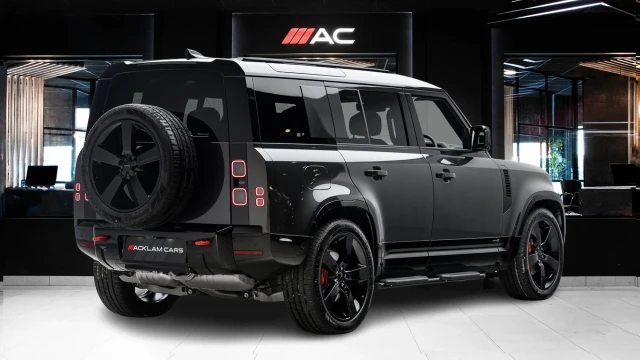 Land Rover Defender Image 4