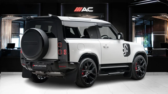 Land Rover Defender Image 4