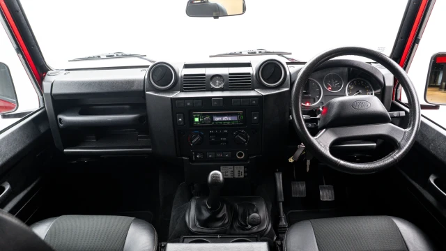 Land Rover Defender Image 5