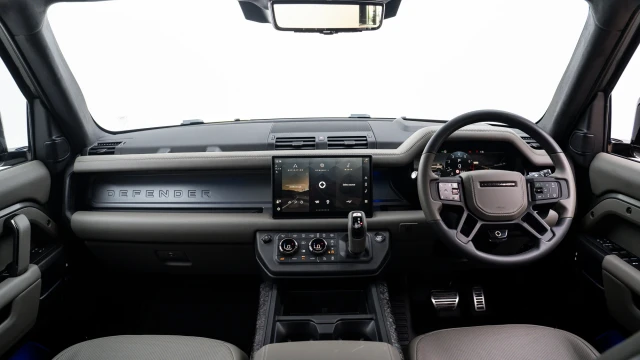 Land Rover Defender Image 5