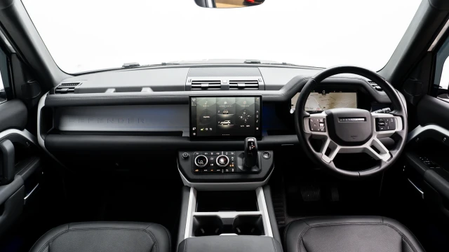 Land Rover Defender Image 5