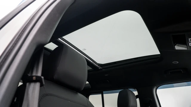 Land Rover Defender Image 7