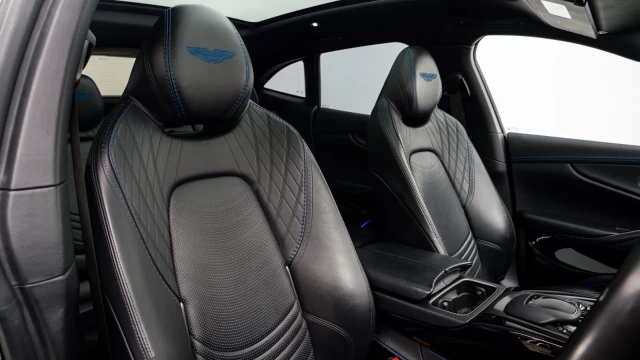 Aston Martin DBX Image 6