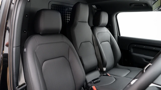 Land Rover Defender Image 6
