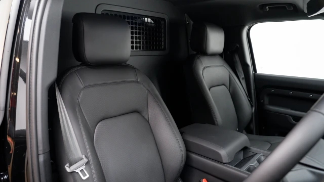 Land Rover Defender Image 6