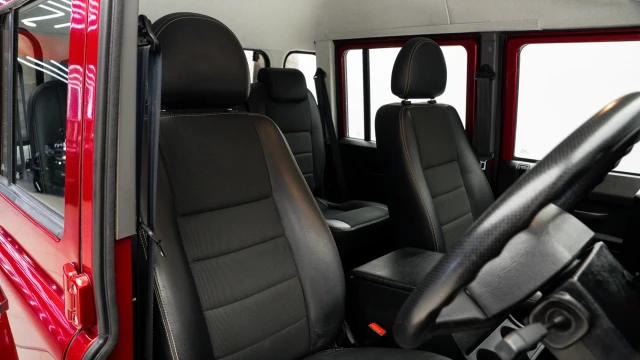 Land Rover Defender Image 6