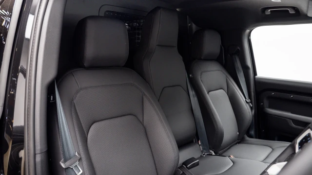 Land Rover Defender Image 6