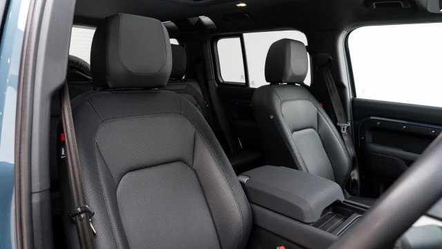 Land Rover Defender Image 6
