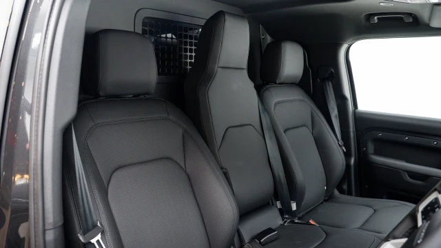 Land Rover Defender Image 6
