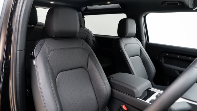 Land Rover Defender Image 6
