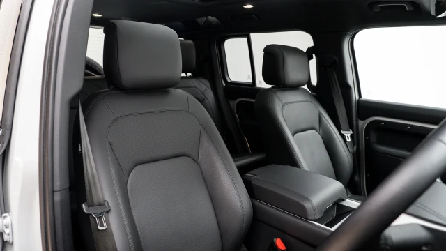 Land Rover Defender Image 6