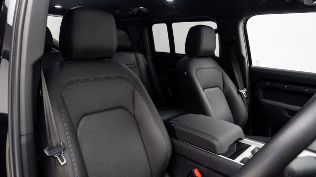 Land Rover Defender Image 6