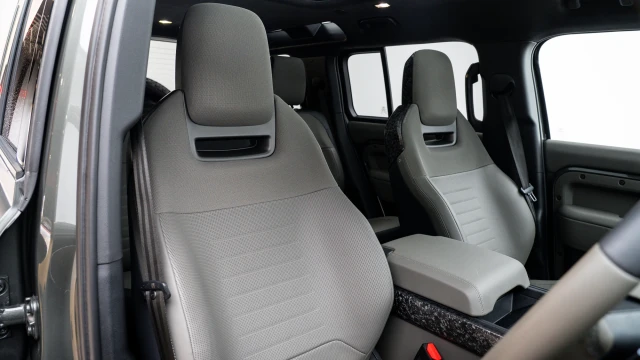 Land Rover Defender Image 6