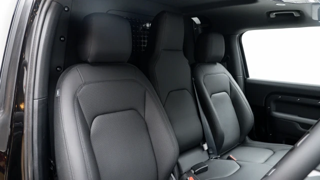 Land Rover Defender Image 5