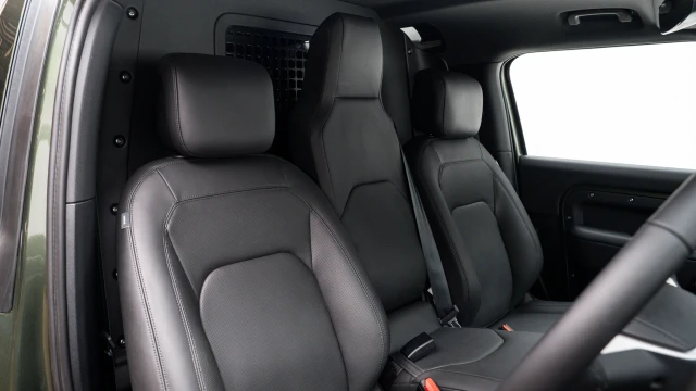 Land Rover Defender Image 6
