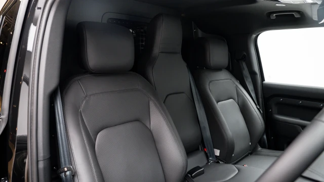 Land Rover Defender Image 6