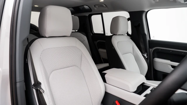 Land Rover Defender Image 6
