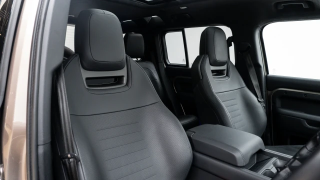 Land Rover Defender Image 6