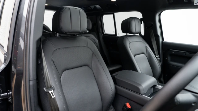 Land Rover Defender Image 6