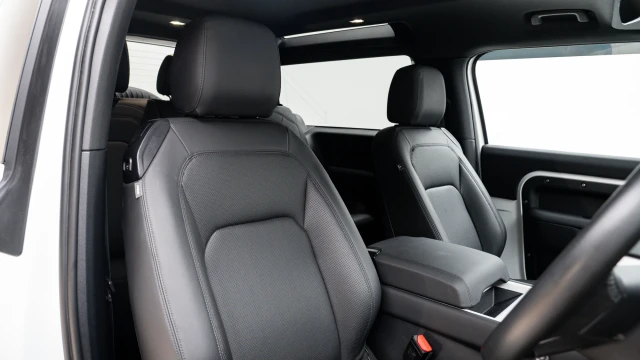 Land Rover Defender Image 6