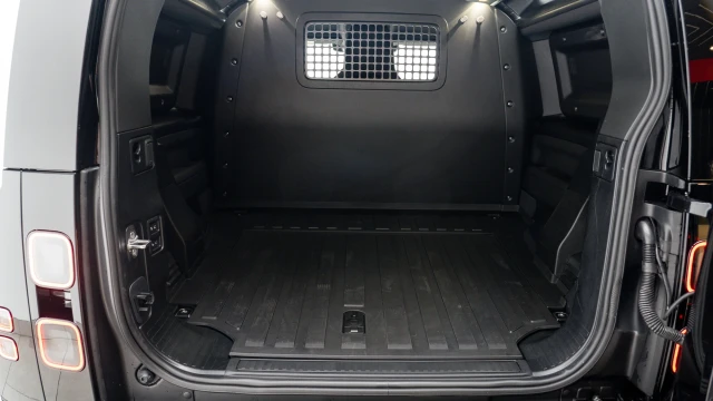 Land Rover Defender Image 7