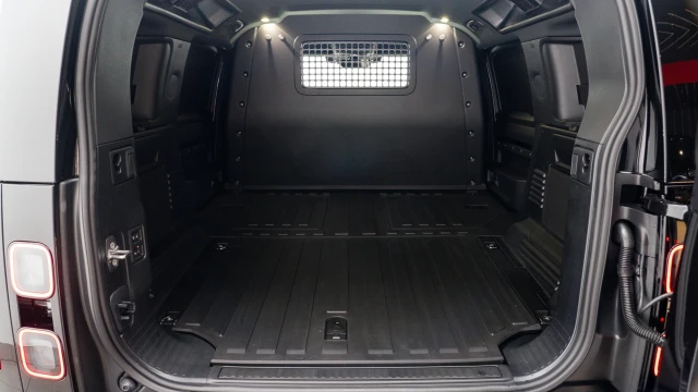 Land Rover Defender Image 7