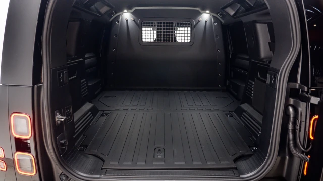 Land Rover Defender Image 7