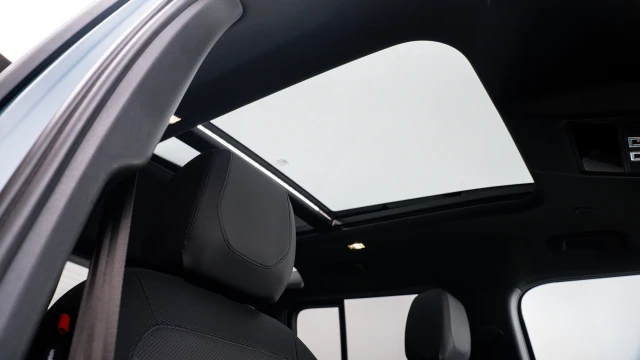 Land Rover Defender Image 7