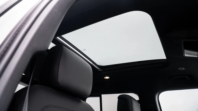 Land Rover Defender Image 7