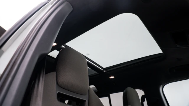 Land Rover Defender Image 7
