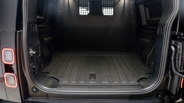Land Rover Defender Image 8