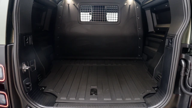 Land Rover Defender Image 7