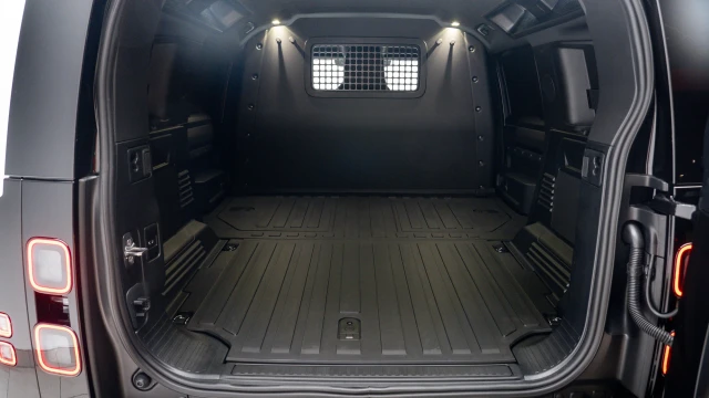 Land Rover Defender Image 7