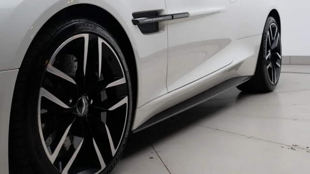 Aston Martin Vanquish Image 8