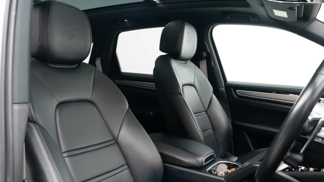 Porsche Cayenne Image 3