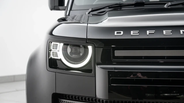 Land Rover Defender Image 7