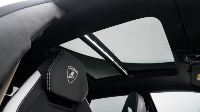 Lamborghini Urus Image 7