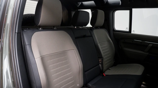 Land Rover Defender Image 8