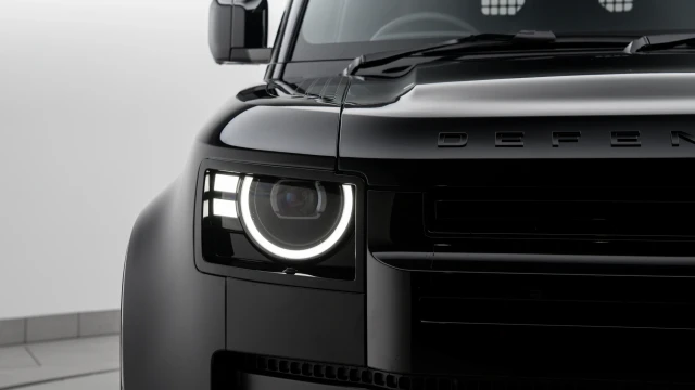 Land Rover Defender Image 8