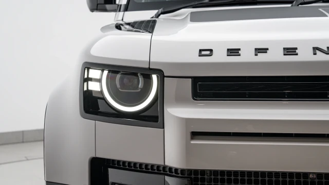Land Rover Defender Image 8