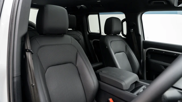 Land Rover Defender Image 6