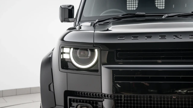 Land Rover Defender Image 7