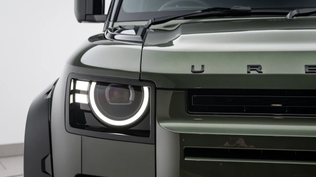 Land Rover Defender Image 8