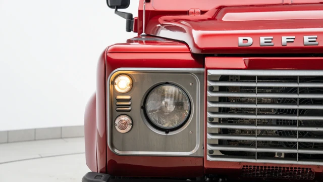 Land Rover Defender Image 7