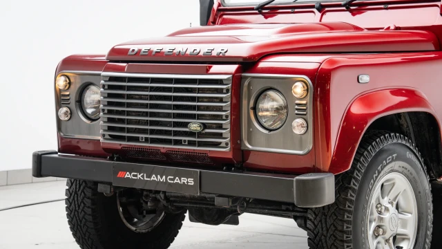 Land Rover Defender Image 8